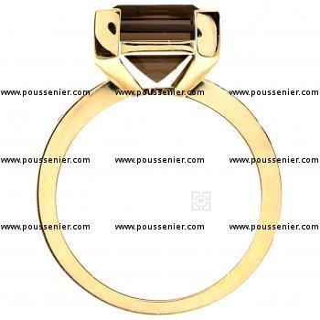 solitaire ring met een centrale vierkante rookquarts gezet met vier hoekgriffen en briljant geslepen diamanten pavé op een vlakke strakke band