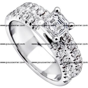 ring met een centrale assher geslepen diamant gezet op twee kasteelgezette bandjes met 4 gekuiste griffen