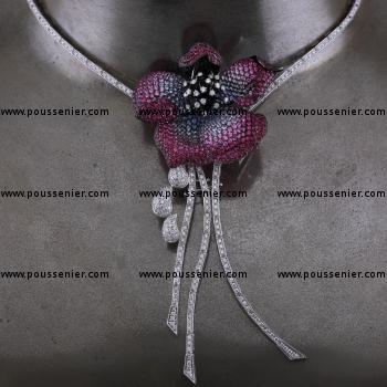 iconische collier met ook als broche te dragen bloem gezet met saffier, robijn en briljant geslepen diamanten