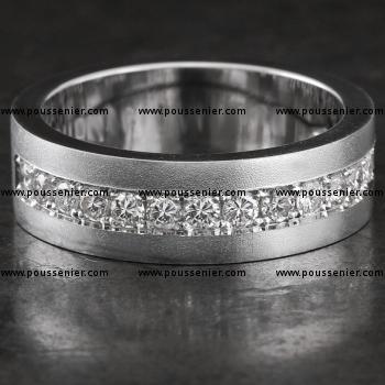 handgemaakte trouwring met een rij briljant geslepen diamanten in pavézetting met gravure