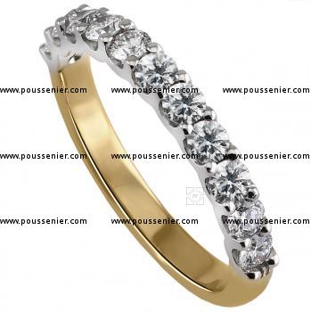 alliance ring of verjaardagsring met elf briljant geslepen diamanten gezet met twee U-vormige griffen telkens tussen twee stenen