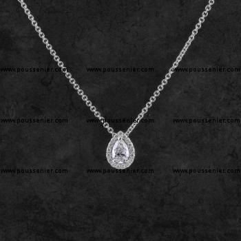 halo entourage pendant with a pear-shaped diamond surrounded by small brilliant cut diamonds inclusive anchor chain