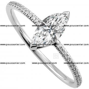 ring met markiesvormige diamant en zijstenen op de band