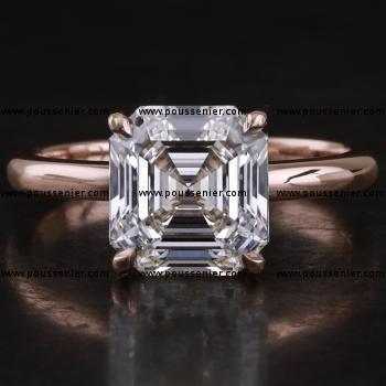 solitaire ring met een emerald of smaragd geslepen diamant gezet met vier enkele griffen op een fijne band met een D-profiel