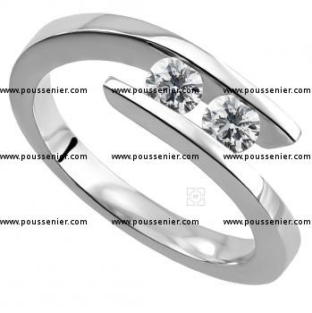Toi et Moi ring met twee briljant geslepen diamanten strak gezet tussen de band