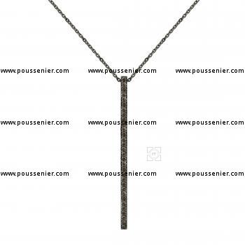 lange collier met een aflopende balk vormige hanger pavé bezet met briljant geslepen fancy brown of bruine diamanten